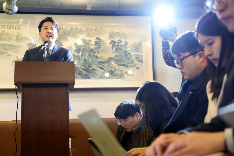 이준석 전 국민의힘 대표가 27일 오후 서울 노원구의 한 음식점에서 탈당 기자회견을 하고 있다. 2023.12.27/뉴스1 ⓒ News1 박정호 기자