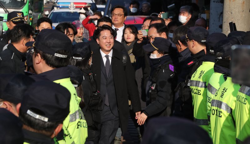 이준석 전 국민의힘 대표가 27일 서울 노원구 한 고깃집에서 탈당 및 신당 창당 선언 기자회견을 하기 위해 이동하고 있다. (공동취재) 2023.12.27/뉴스1 ⓒ News1 박정호 기자