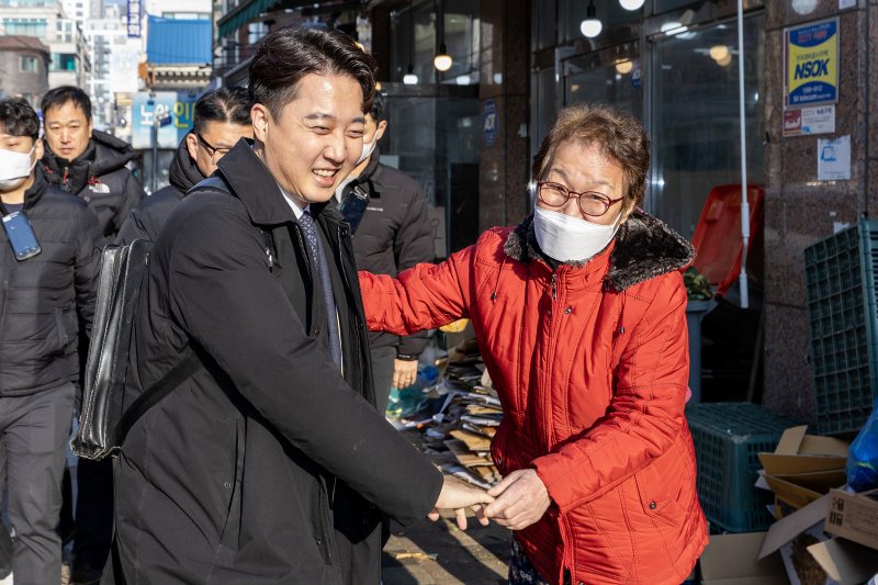 이준석 전 국민의힘 대표가 27일 서울 노원구 한 음식점에서 탈당 기자회견을 하기 위해 이동하던 중 지지자와 인사를 나누고 있다. (공동취재) 2023.12.27/뉴스1 ⓒ News1 박정호 기자