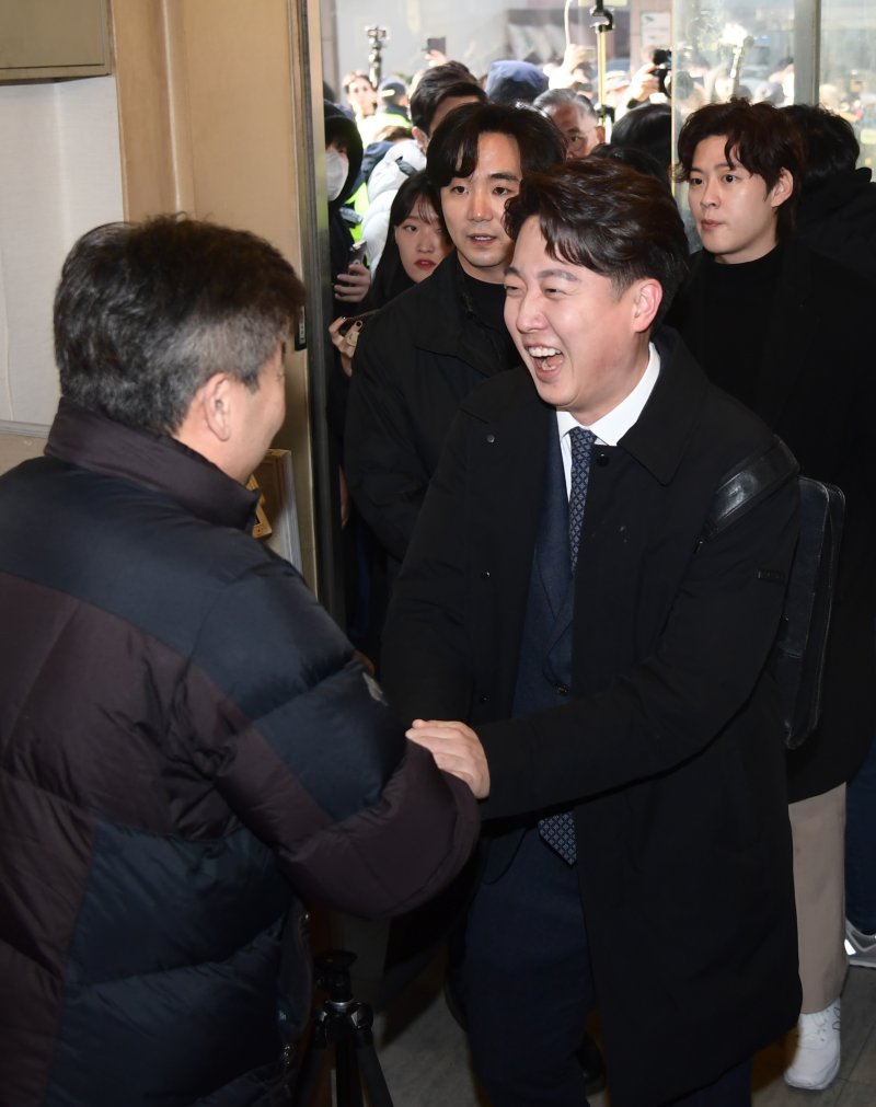 이준석 전 국민의힘 대표가 27일 오후 서울 노원구 상계동의 한 갈빗집에서 탈당 기자회견에 앞서 지지자들과 인사하고 있다. (공동취재) 2023.12.27/뉴스1 ⓒ News1 박정호 기자