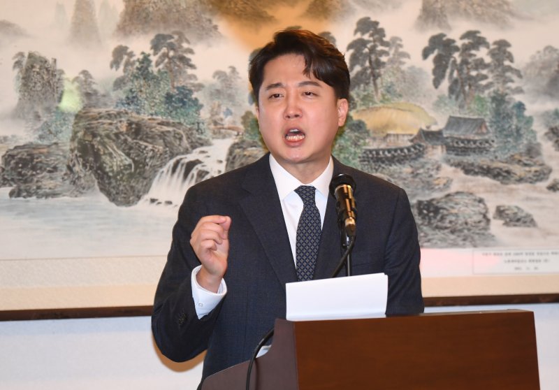 이준석 전 국민의힘 대표가 27일 오후 서울 노원구의 한 음식점에서 탈당 기자회견을 하고 있다. (공동취재) 2023.12.27/뉴스1 ⓒ News1 박정호 기자