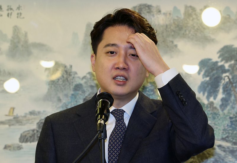 이준석 전 국민의힘 대표가 27일 오후 서울 노원구의 한 음식점에서 가진 탈당 기자회견에서 취재진의 질문에 답하며 이마를 매만지고 있다. 2023.12.27/뉴스1 ⓒ News1 박정호 기자