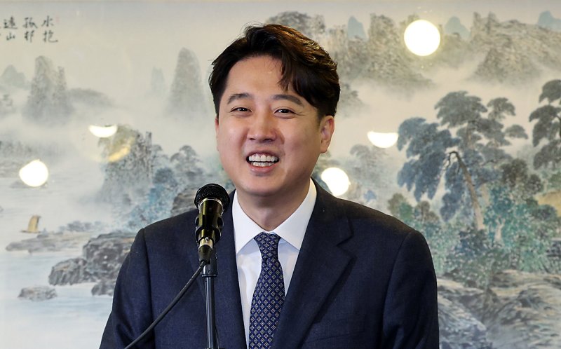 이준석 전 국민의힘 대표가 27일 오후 서울 노원구의 한 음식점에서 가진 탈당 기자회견에서 취재진의 질문에 답하며 환하게 웃고 있다. 2023.12.27/뉴스1 ⓒ News1 박정호 기자