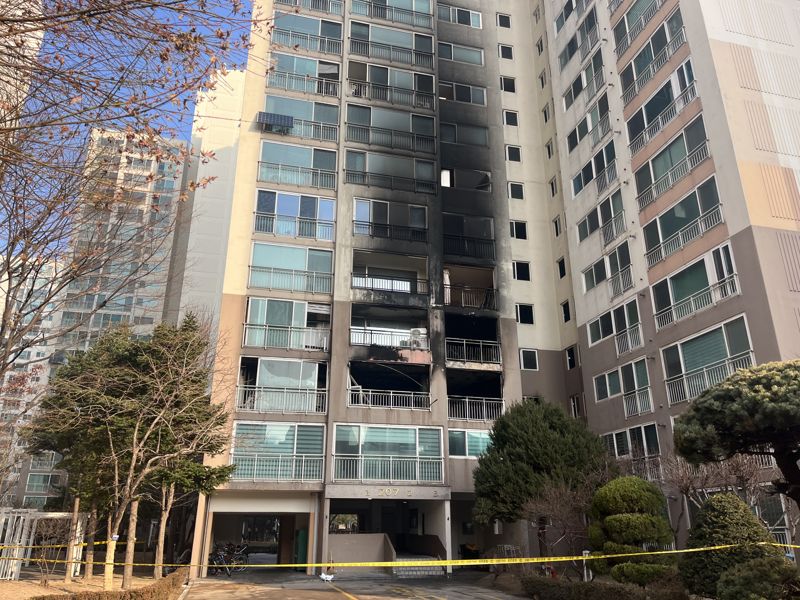 27일 화재가 일어났던 서울 도봉구 방학동의 아파트에 그을린 자국이 남아 있다. /사진= 주원규 기자