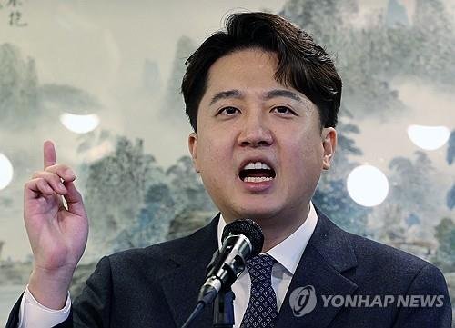 (서울=연합뉴스) 서명곤 기자 = 이준석 전 국민의힘 대표가 27일 오후 서울 노원구 한 식당에서 기자회견을 열고 국민의힘 탈당과 향후 정치 행보에 대해 밝히고 있다. 2023.12.27 [공동취재] seephoto@yna.co.kr