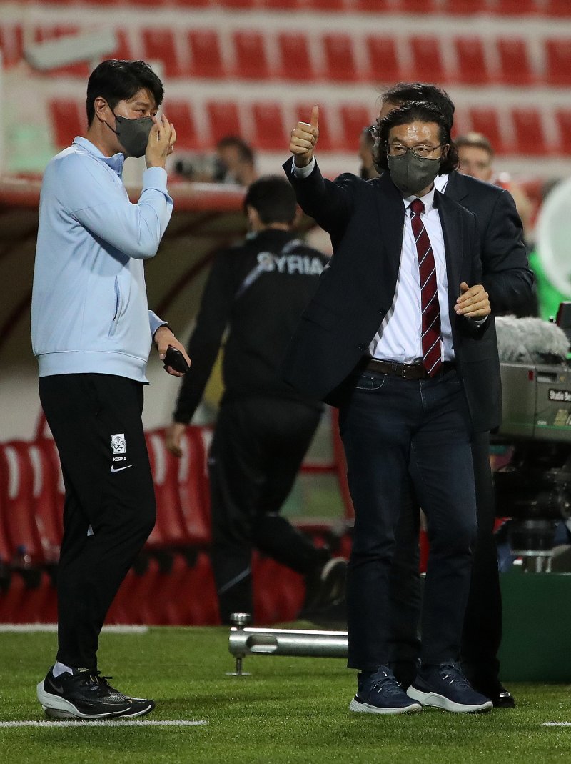 김판곤 대한축구협회 국가대표감독선임위원장이 1일 오후(현지시간) 아랍에미리트(UAE) 두바이 라쉬드 스타디움에서 열린 '2022 카타르월드컵 아시아 최종예선 A조 8차전' 대한민국과 시리아의 경기에서 2대0으로 승리 후 교민들을 향해 엄지 손가락을 내밀고 있다. 2022.2.2/뉴스1 ⓒ News1 김진환 기자