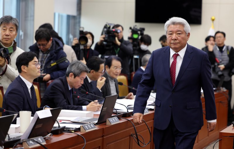 [서울=뉴시스] 조성봉 기자 = 김홍일 방송통신위원장 후보자가 27일 오전 서울 여의도 국회에서 열린 인사청문회에서 선서를 마치고 자리로 돌아가고 있다. 2023.12.27. suncho21@newsis.com