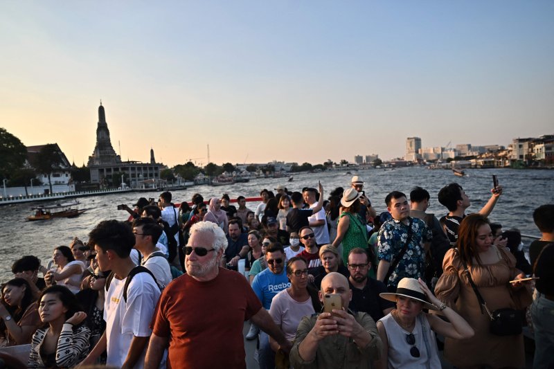 지난해 12월 27일 태국 방콕의 차오프라야강에서 관광객들이 유람선에 올라 사진을 찍고 있다.AFP연합뉴스