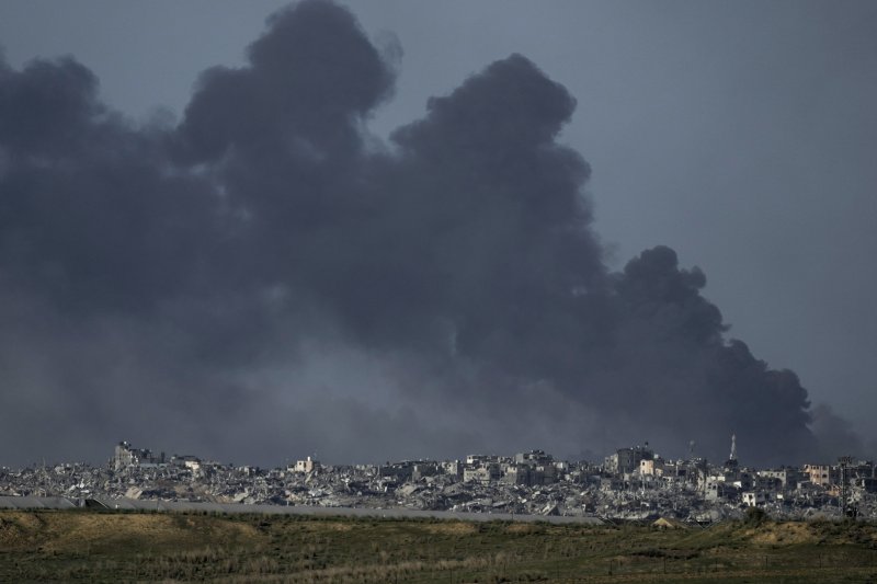이스라엘과 팔레스타인 무장 정파 하마스 전쟁 82일째인 27일(현지시간) 가자지구 사망자가 2만1000명을 넘었다고 가자지구 보건부가 밝혔다. 사진은 전날 이스라엘의 폭격으로 가자지구에서 연기가 치솟는 모습. 사진=AP·뉴시스