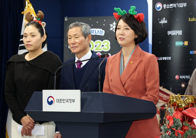 이영 중소벤처기업부 장관이 29일 오전 서울 종로구 세종대로 정부서울청사에서 소상공인들과 눈꽃 동행축제 추진계획 발표 브리핑을 하고 있다. 2023.11.29/뉴스1 ⓒ News1 김명섭 기자