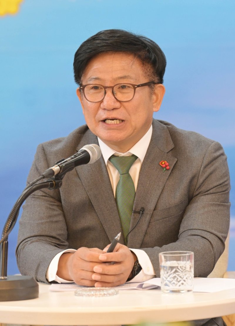 인터뷰하는 김경학 제주도의회 의장 [제주도의회 제공, 재판매 및 DB 금지]