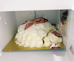 뭉개져 배달된 백화점 케이크...기자회견에 피해자 모임까지