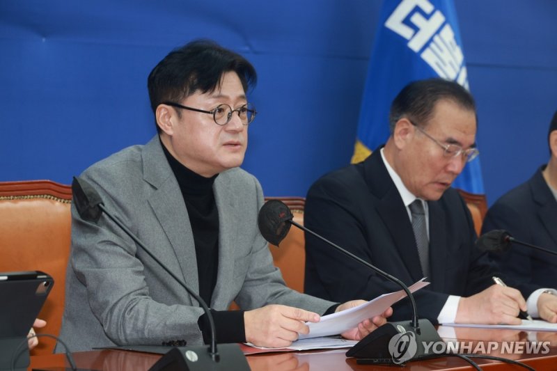 발언하는 홍익표 원내대표 발언하는 홍익표 원내대표 (서울=연합뉴스) 한종찬 기자 = 더불어민주당 홍익표 원내대표가 28일 오전 국회에서 열린 정책조정회의에서 발언하고 있다. 2023.12.28 saba@yna.co.kr (끝)