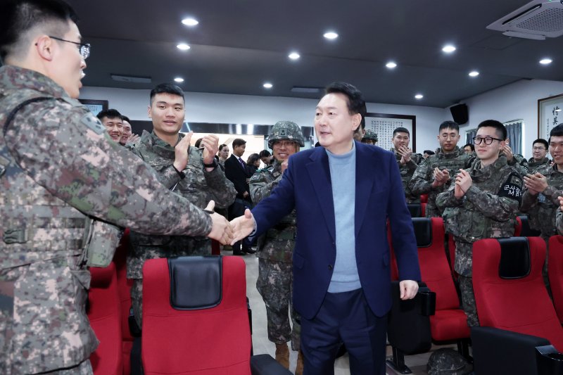 尹·한동훈 "독도 분쟁? 즉각 시정"..국방부, 교재 전량 회수