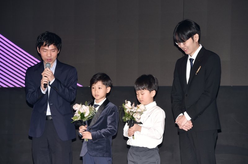이창호 9단(왼쪽부터), 바둑꿈나무상 수상자 김정현·유하준, 신진서 9단. [한국기원 제공. 재판매 및 DB 금지]