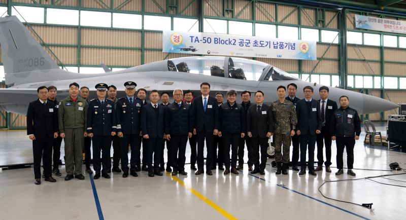 KAI가 28일 경남 사천 본사에서 진행한 TA-50 Block2 초도기 납품 시작 행사에서 관계자들이 기념사진을 촬영하고 있다. 한국항공우주산업 제공