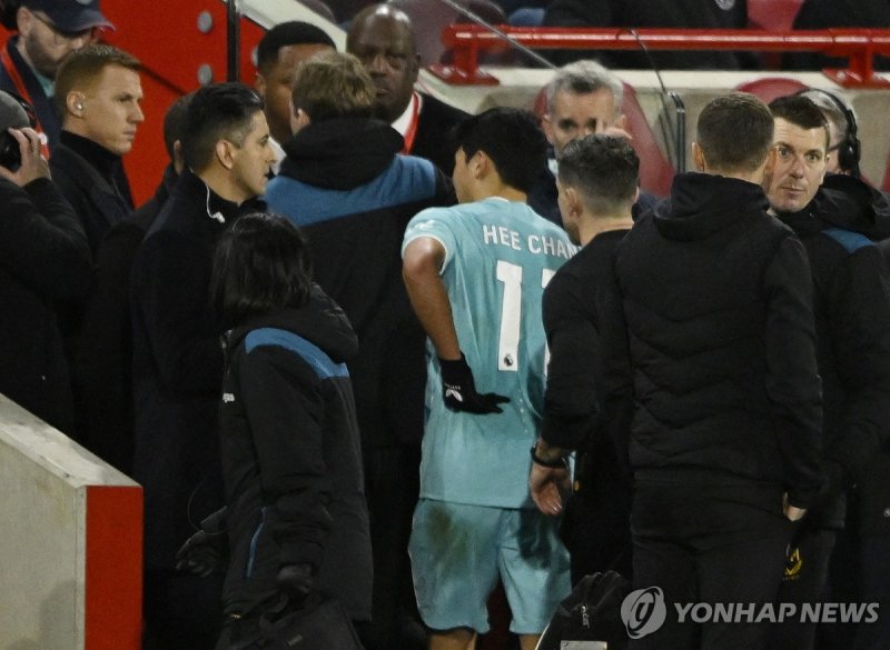 황희찬 허리 부상 Soccer Football - Premier League - Brentford v Wolverhampton Wanderers - Brentford Community Stadium, London, Britain - December 27, 2023 Wolverhampton Wanderers' Hwang Hee-chan walks off the pitch after sustaining an injury REUTERS/Tony Obrien NO USE WITH UNAUTHORIZED AUDIO, VIDEO, DATA, 