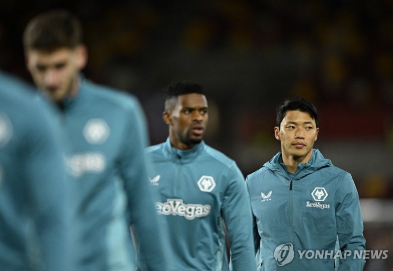 황희찬 Soccer Football - Premier League - Brentford v Wolverhampton Wanderers - Brentford Community Stadium, London, Britain - December 27, 2023 Wolverhampton Wanderers' Hee-Chan Hwang during the warm up with teammates before the match Action Images via Reuters/Tony Obrien NO USE WITH UNAUTHORIZED AUDI