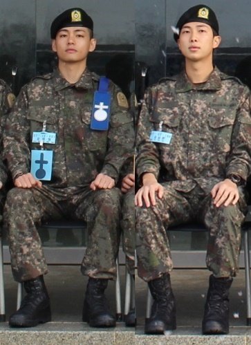 방탄소년단 뷔(왼쪽), RM/육군훈련소 제27신병교육연대