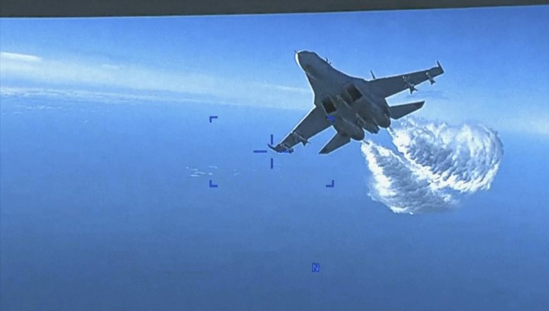 [워싱턴DC=AP/뉴시스] 미국 시사주간지 뉴스위크가 우크라이나로 가기로 했던 F-16 전투기가 이미 우크라이나에 인도됐을 수 있다고 27일(현지시간) 보도했다. 사진은 미국 국방부가 지난 3월16일 공개한 동영상을 촬영한 사진으로 러시아의 수호이(Su)-27 전투기가 흑해 상공의 국제 공역에서 미국의 MQ-9 무인기 뒤쪽으로 접근, 연료를 방출하는 모습. 2023.12.28.