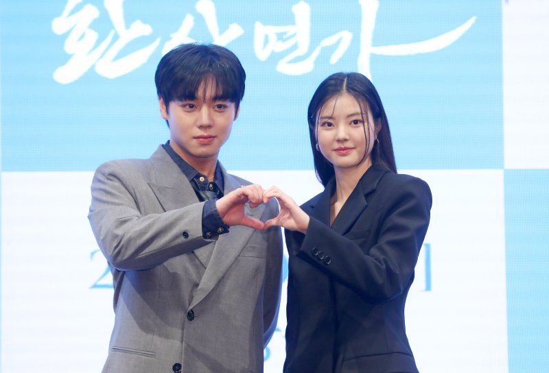 [서울=뉴시스] 김혜진 기자 = 배우 박지훈, 홍예지가 28일 오후 서울 구로구 더 세인트에서 열린 KBS2 새 월화드라마 '환상연가' 제작발표회에서 포즈를 취하고 있다. '환상연가'는 상반된 두 인격을 가진 남자와 그 남자를 사랑한 여자, 풋풋한 사랑과 지독한 집착을 넘나드는 판타지 사극 로맨스. 2024년 1월 2일 첫 방송 된다. 2023.12.28. jini@newsis.com