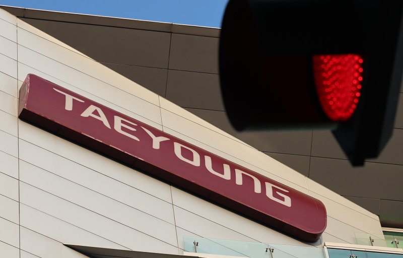 부동산 프로젝트파이낸싱(PF)으로 유동성 문제를 겪고 있는 태영건설이 28일 워크아웃(기업구조개선작업)을 신청했다. 태영건설이 이달까지 갚아야 하는 대출 규모는 3956억원에 이른다. 내년 4분기까지 1년 사이에 만기가 도래하는 PF 보증 채무는 3조6027억 원에 육박한다. 사진은 이날 서울 영등포구 태영건설 본사. 2023.12.28/뉴스1 ⓒ News1 구윤성 기자