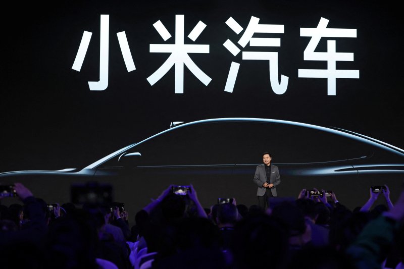 중국 가전업체 샤오미 창업자 레이쥔 회장이 지난해 12월 베이징에서 자사의 첫 전기차 SU7에 대해 설명하고 있다. 로이터 연합뉴스