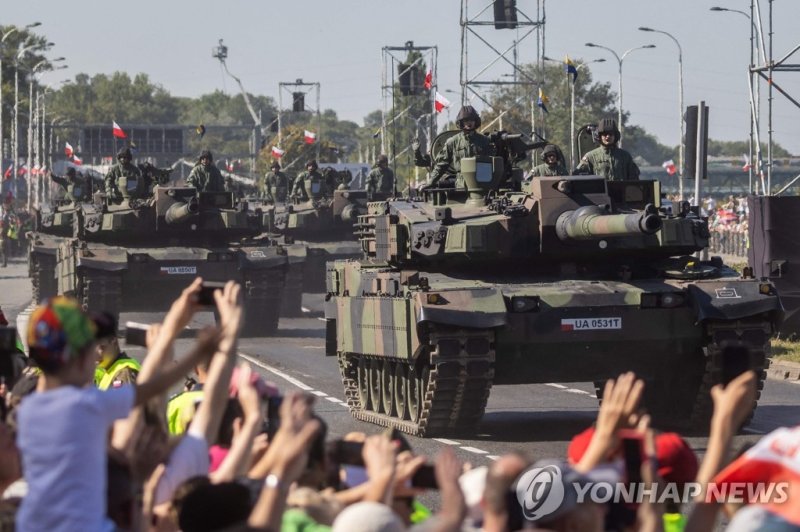 폴란드 군사 퍼레이드…'한국산 FA-50 전투기에 K2 전차, K9 자주포도 열병식 참여 (출처=연합뉴스)
