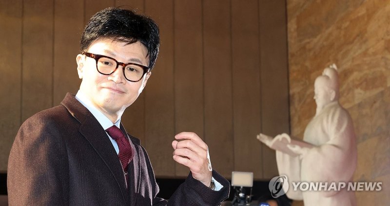 질문 듣는 한동훈 비대위원장 질문 듣는 한동훈 비대위원장 (서울=연합뉴스) 한상균 기자 = 국민의힘 한동훈 비상대책위원장이 27일 국회에서 기자들의 질문을 듣고 있다. 2023.12.27 xyz@yna.co.kr (끝)