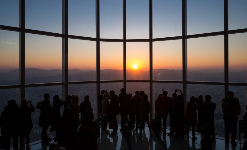 하늘과 가장 가까운 롯데월드타워 서울스카이 118층 전망대에선 새해 첫 일출을 더 특별한 감성으로 누릴 수 있다. 롯데월드 제공