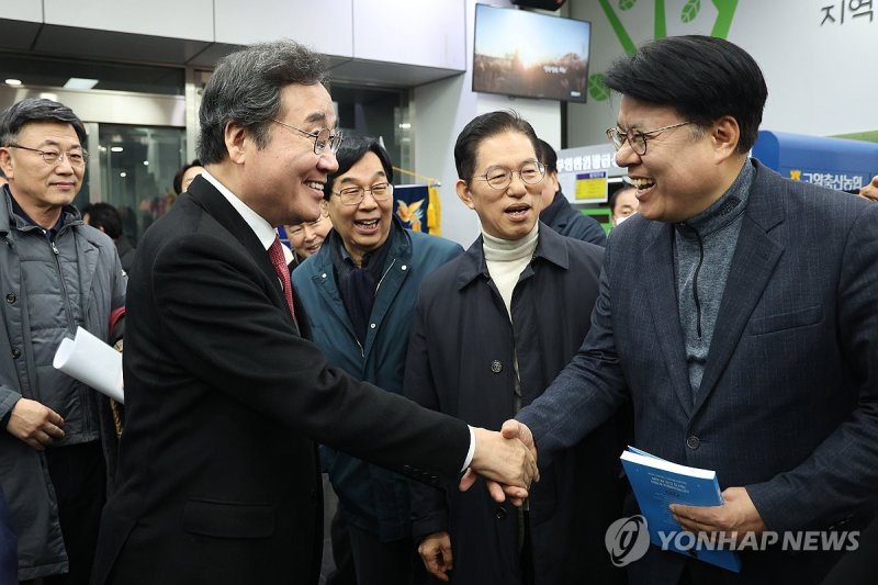 북콘서트 찾은 이낙연 북콘서트 찾은 이낙연 (고양=연합뉴스) 임병식 기자 = 이낙연 전 더불어민주당 대표(왼쪽)가 28일 경기도 고양시 행신종합사회복지관에서 열린 최성 전 고양시장 북콘서트를 찾아 참석 내빈들과 인사하고 있다. 2023.12.28 andphotodo@yna.co.kr (끝)