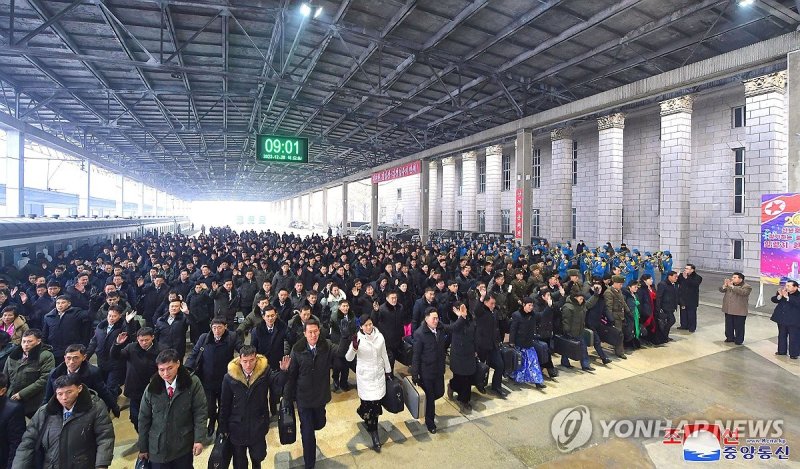 2024년 신년경축행사 참가 노력혁신자들 평양도착 2024년 신년경축행사 참가 노력혁신자들 평양도착 (평양 조선중앙통신=연합뉴스) 2024년 새해를 맞으며 신년경축행사에 참가하는 노력혁신자들이 28일 평양에 도착했다고 조선중앙통신이 29일 보도했다. 2023.12.29 [국내에서만 사용가능. 재배포 금지. For Use Only in the Republic of Korea. No Redistribution] nkphoto@yna.co.kr (끝)