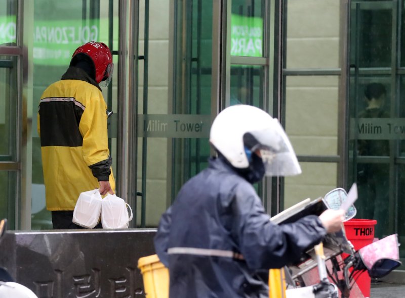 서울 강남역 인근에서 배달 노동자가 배달업무를 하고 있다. 2021.8.31/뉴스1 ⓒ News1 황기선 기자