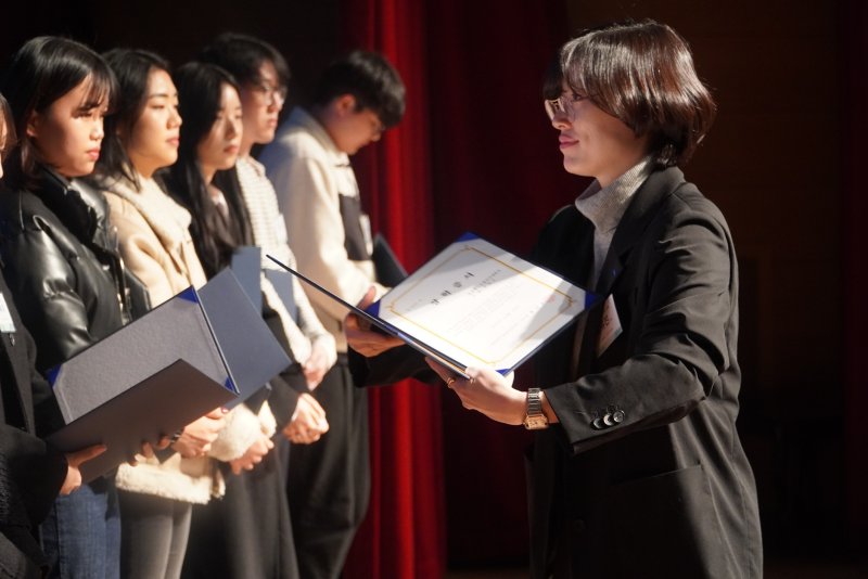 지난 28일 상암동 한샘 사옥에서 김유진 한샘 대표가 시공현장 전문가 자녀들에게 장학증서를 전달하고 있다. 한샘 제공.