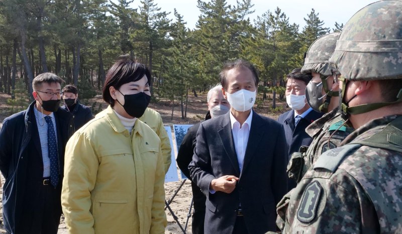 전현희 국민권익위원장이 18일 강원 양양군 해안가를 방문해 사용하지 않는 철조망 등 군사시설 철거 현황을 점검하고 있다.<div id='ad_body3' class='mbad_bottom' ></div> 사진=국민권익위원회 제공