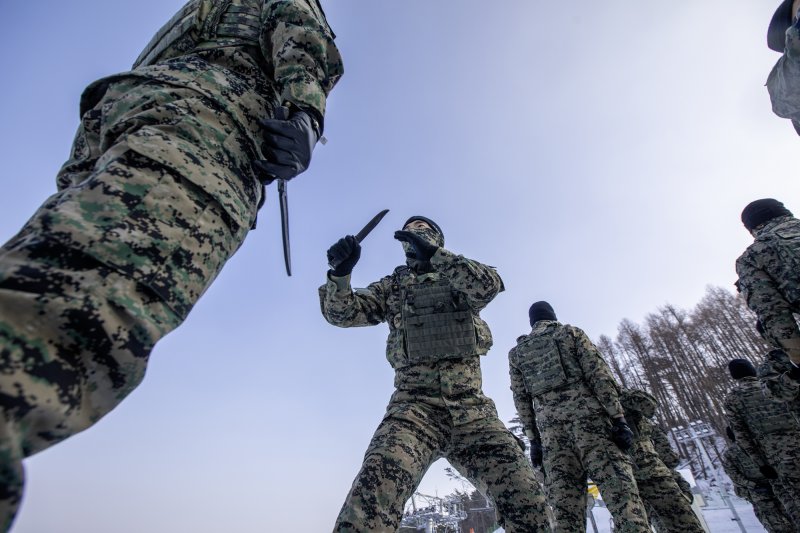 육군특수전사령부 비호여단 돌풍대대 장병들이 지난해 12월 27일부터 올해 1월 5일까지 강원도 대관령 황병산 훈련장에서 갑진년 새해 첫 설한지 극복훈련을 실시하고 있다.<div id='ad_body3' class='mbad_bottom' ></div> 사진은 특전사 장병들이 특공무술훈련을 통해 근접격투로 적을 일격에 제압하는 실전능력을 배양하는 모습. 사진=육군 제공