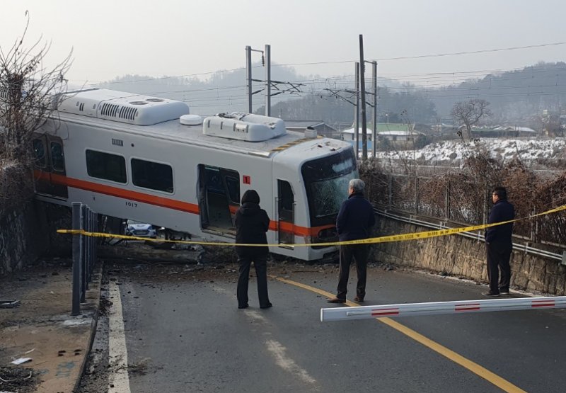 증평서 '시운전' 전동차가 선로 이탈..2명 경상