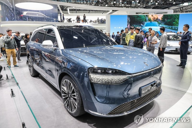 지난해 9월 출시된 아이토(AITO) 브랜드의 전기자동차. 21회 광저우 국제차량전시회에서 선보였다. 신화 연합뉴스