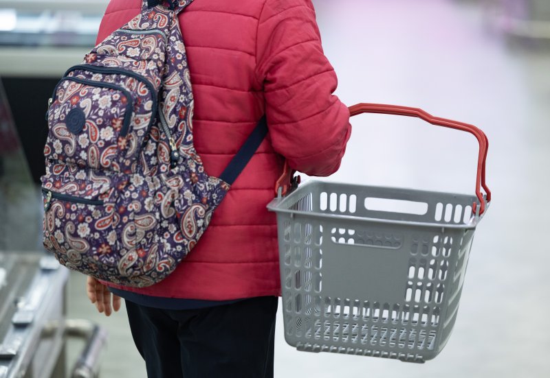 고물가·고금리에 지갑 닫혔다…상품소비, 20년 만에 마이너스