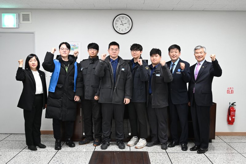 이기식 병무청장(오른쪽 첫 번째)이 지난 11월 27일 오전 대전시 동구 한국철도공사를 방문, 복무 중인 사회복무요원을 격려한 후 기념촬영을 하고 있다. 사진=병무청 제공