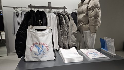 '무신사 스탠다드 서면' 스토어 단독 아이템 (부산=연합뉴스) 민영규 기자 = 무신사 스탠다드는 29일 부산 서면 쥬디스태화 건물에 오프라인 매장을 열고 본격 영업에 들어갔다. 무신사 스탠다드 서면점은 오픈 기념으로 그래픽 아티스트 옥근남과 협업해 부산을 상징하는 갈매기를 아트워크로 넣은 스트링백과 티셔츠를 단독 아이템으로 한정 판매한다. 2023.12.29 youngkyu@yna.co.kr