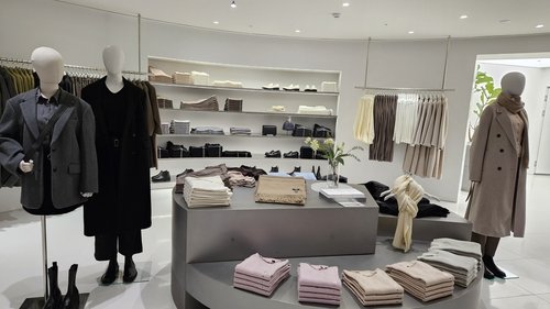 '무신사 스탠다드 서면' 스토어 (부산=연합뉴스) 민영규 기자 = 무신사 스탠다드는 29일 부산 서면 쥬디스태화 건물에 오프라인 매장을 열고 본격 영업에 들어갔다. 2023.12.29 youngkyu@yna.co.kr