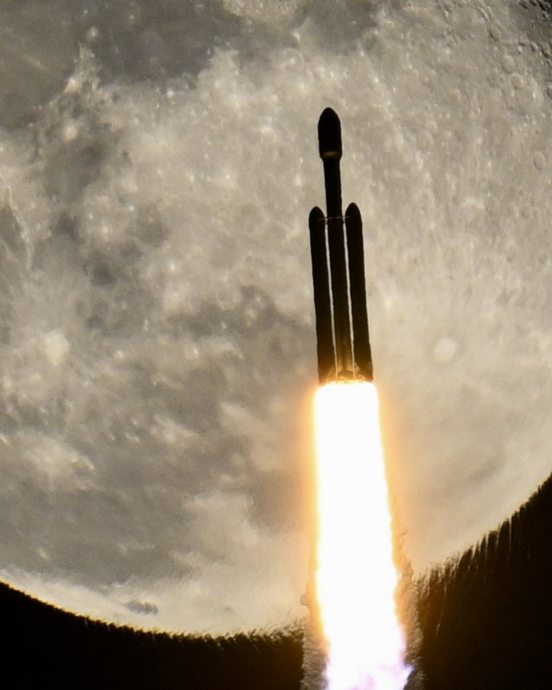 일론 머스크의 우주기업 스페이스X가 28일(현지시간) 미국 플로리다주 케네디 우주센터의 발사 단지 39에서 쏘아 올린 팰컨 헤비 로켓이 보름달에 가까운 달을 지나 날아가고 있다. /사진=UPI연합뉴스