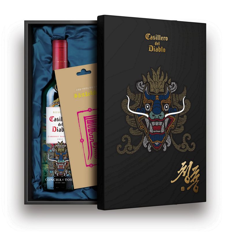 이마트24가 판매하는 '디아블로 청룡 와인 패키지'. 이마트 24 제공