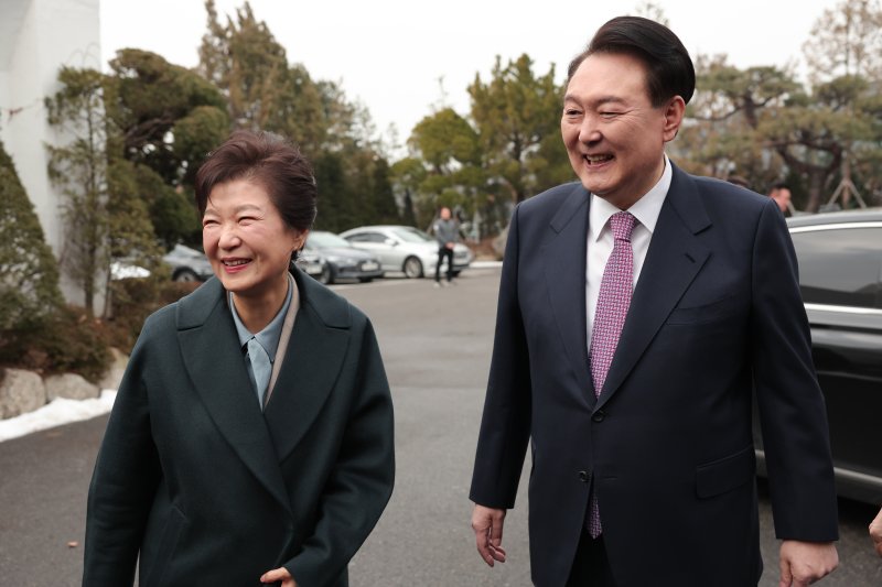 윤석열 대통령이 지난 달 29일 박근혜 전 대통령을 서울 용산구 한남동 관저로 초대해 오찬 전 마중나와 인사하고 있다. 뉴스1 제공