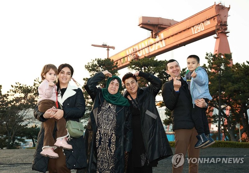 HD현대중공업 방문한 외국인 근로자 가족 HD현대중공업 방문한 외국인 근로자 가족 (울산=연합뉴스) HD현대중공업 사내협력업체에 근무하는 우즈베키스탄 근로자 우타벡 씨 가족들이 HD현대중공업 초청으로 한국을 방문해 28일 회사를 찾았다. 2028.12.28 [HD현대중공업 제공. 재판매 및 DB 금지] canto@yna.co.kr (끝)