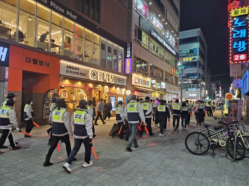 [대구=뉴시스] 대구 강북경찰서는 연말연시 들뜬 분위기 속 범죄를 예방하기 위해 칠곡3지구 이태원거리 일대에 대한 합동순찰활동을 벌였다. (사진=대구 강북경찰서 제공) 2023.12.29. photo@newsis.com *재판매 및 DB 금지