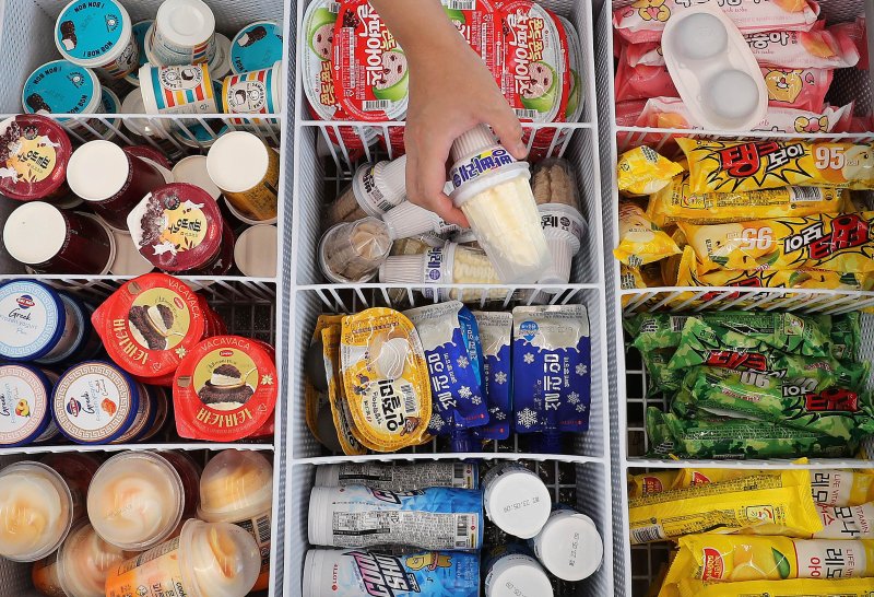25일 서울시내의 한 편의점을 찾은 시민이 아이스크림을 고르고 있다. (사진은 기사 내용과 무관함) 2023.6.25/뉴스1 ⓒ News1 박세연 기자 /사진=뉴스1