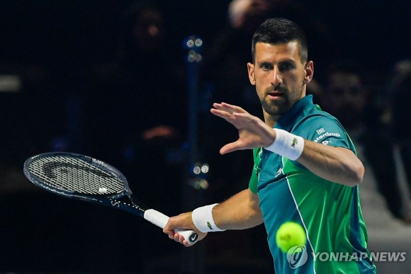 조코비치의 경기 모습. Serbia's Novak Djokovic returns the ball during the Riyadh Season Tennis Cup exhibition tournament match in the Saudi capital on December 27, 2023. (Photo by AFP)