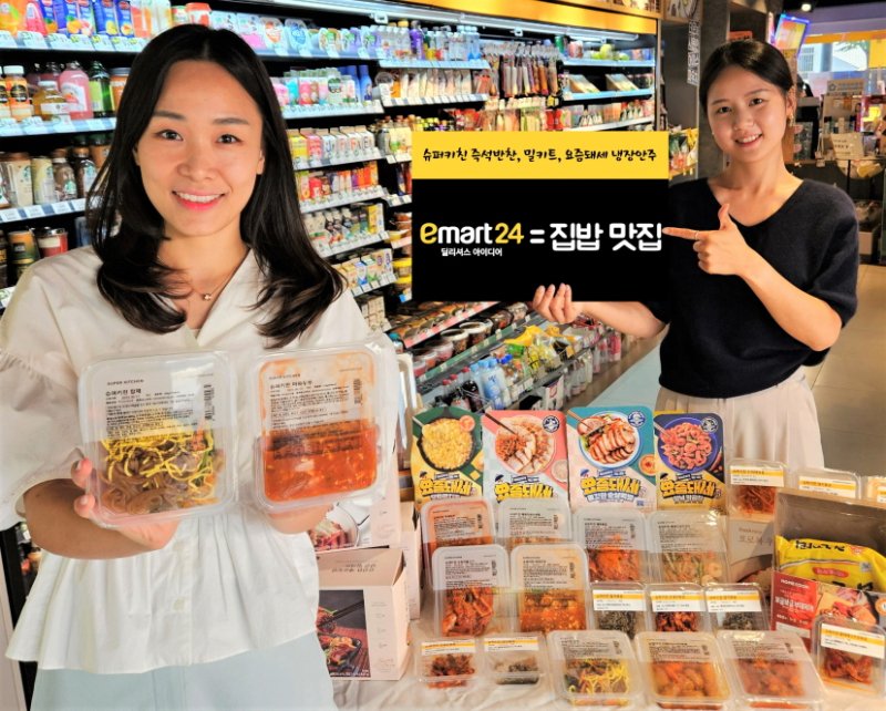서울 성동구에 위치한 이마트24 매장에서 모델들이 슈퍼키친 반찬, 밀키트, 요즘돼세 안주 상품을 선보이고 있다(사진=이마트24 제공) *재판매 및 DB 금지